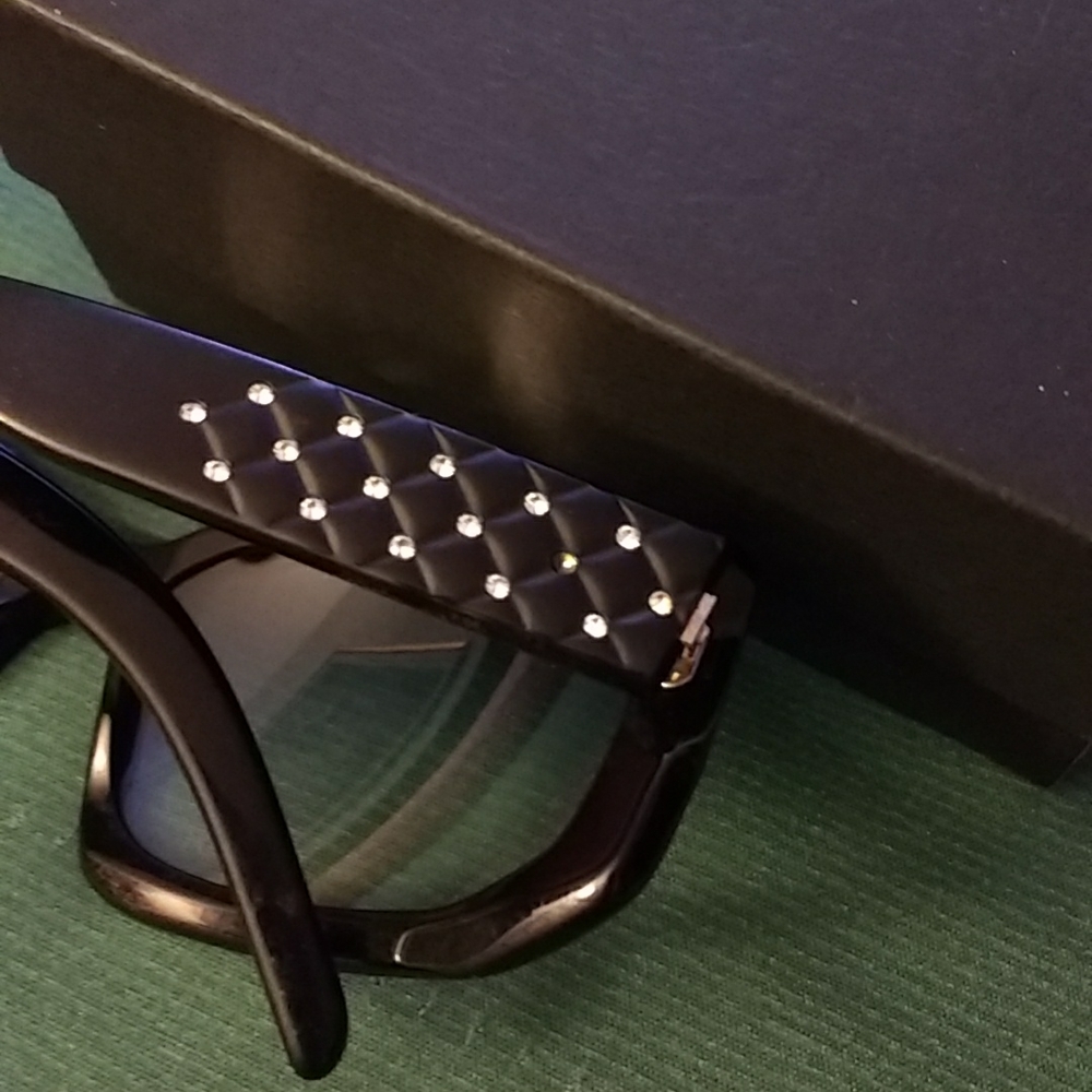 Authentic chanel sunglasses - Picture 2 of 7